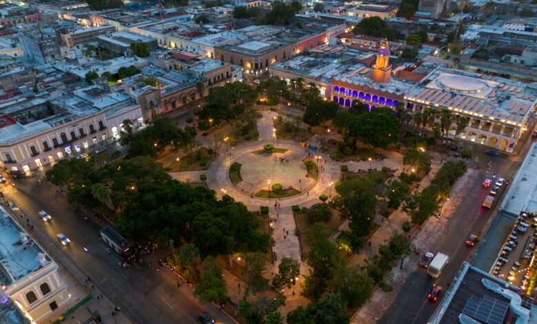 Vista Aérea De La Histórica Plaza Grande De Mérida Al Anochecer. Foto de Carlos Canche Uc