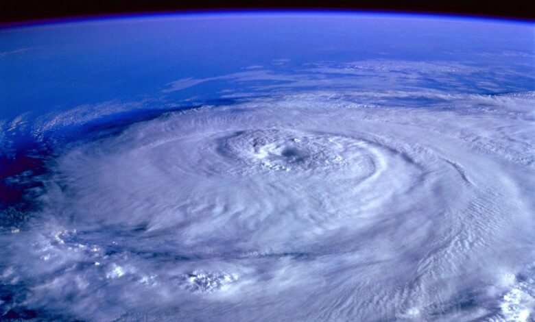 ojo de un huracán desde el espacio exterior.