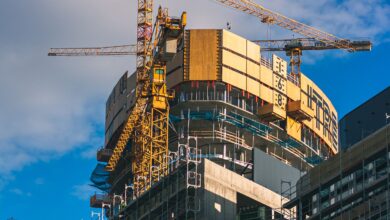 Estructura de acero y concreto en una obra de construcción, representando las emisiones de CO2 en la construcción por el carbono incorporado en los materiales.