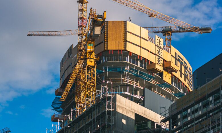 Estructura de acero y concreto en una obra de construcción, representando las emisiones de CO2 en la construcción por el carbono incorporado en los materiales.